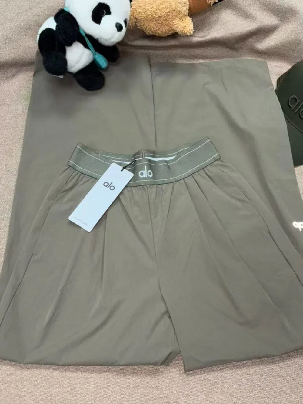 🏝Alo Yoga Suit Up Trouser olive color regular fit 30-inch inseam length 🤍